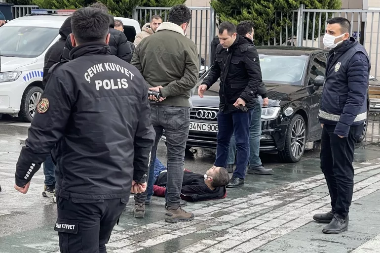 İstanbul Adalet Sarayı önünde sıcak saatler! Polise bıçakla saldırdı