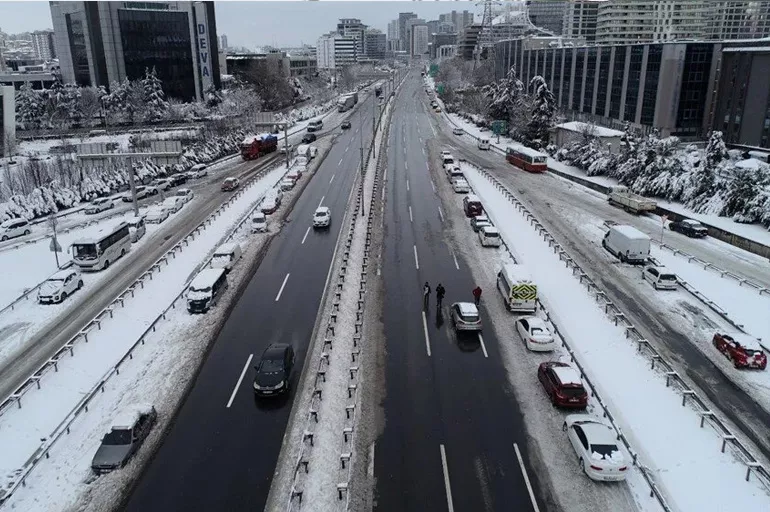 İstanbul'da ana yollar terk edilmiş araçlarla doldu!