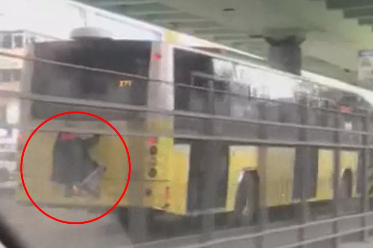 İstanbul'da ilginç anlar: İETT otobüsünün arkasında örümcek adam yolculuğu