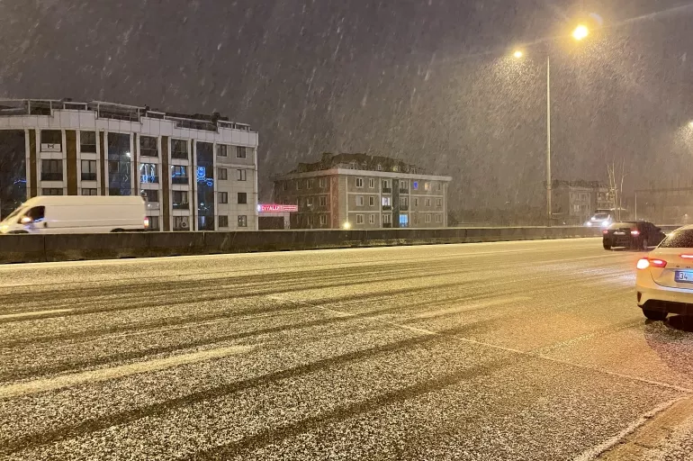 İstanbul'da kar yağışı etkisini artırdı! Meteoroloji'den uyarı üstüne uyarı