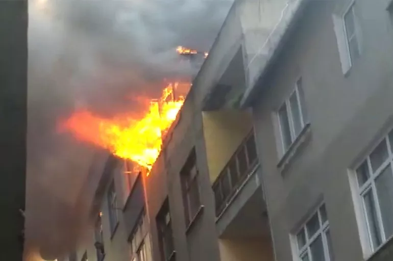 İstanbul'da korkutan yangın! 5 katlı bina alevler içinde kaldı