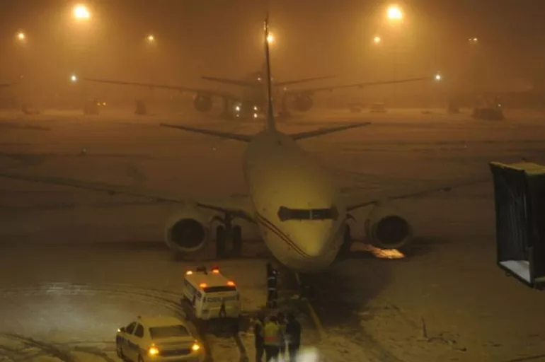 İstanbul'da yoğun kar yağışı nedeniyle bazı uçuşlar iptal edildi