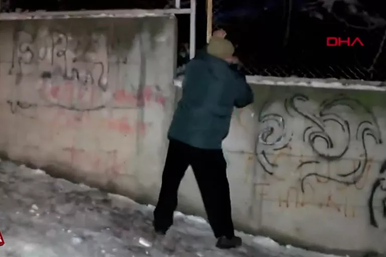 İstanbullu ilkleri yaşıyor! Buzlu yolda duvarlara tutunarak yürüdüler