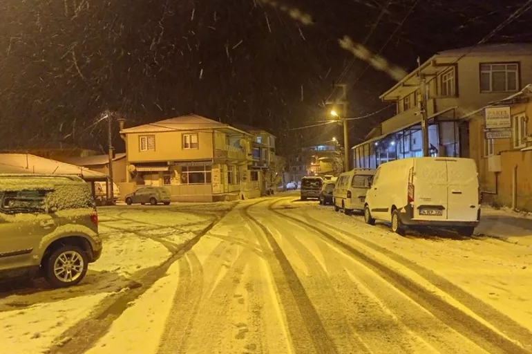 Kar İstanbul'u esir aldı bazı seferler iptal oldu! Meteoroloji'den 51 il için uyarı