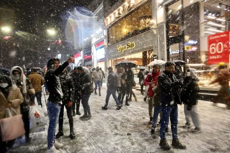 Kar yağışını gören Taksim'e koştu! İstiklâl Caddesi bayram yerine dönüştü