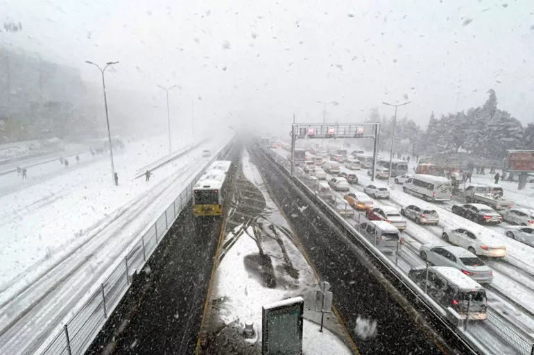 Karayolları duyurdu: Anadolu'dan İstanbul'a ulaşım tırlar hariç trafiğe açıldı