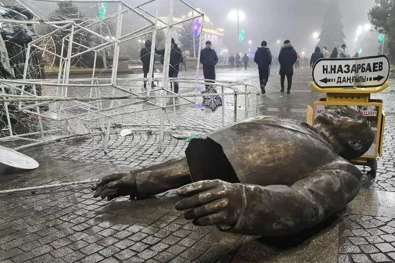 Kazakistan'da büyük kriz! Halk, Nazarbayev'in heykelini yıktı