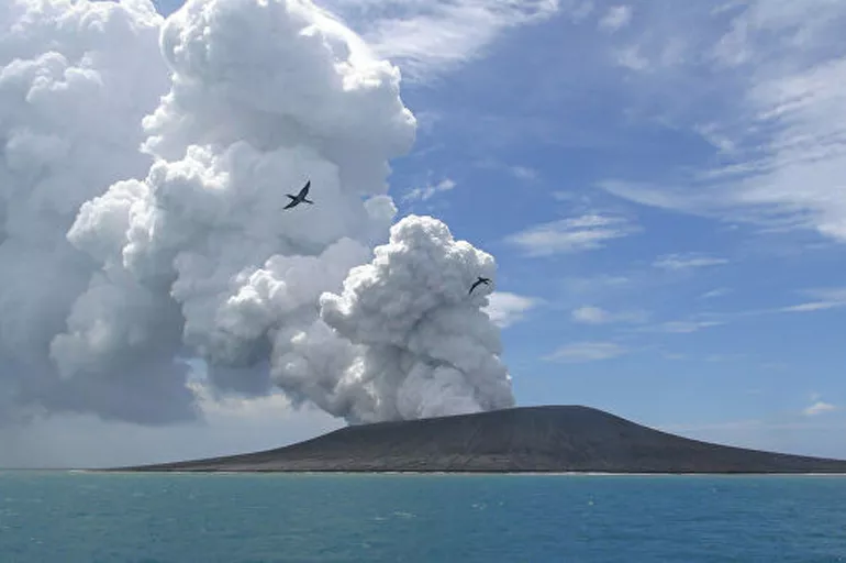 Korkutan yanardağı patlaması! Tsunami uyarısı yapıldı