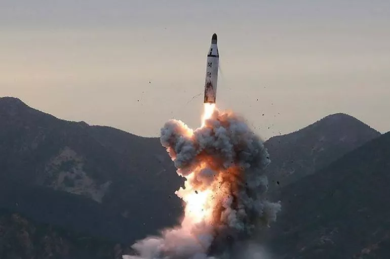 Kuzey Kore yerinde durmuyor! Yine füze testi yaptıar