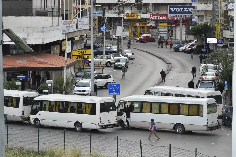 Lübnan'da ticari araç kullanan kişiler birçok kentte eş zamanlı yol kapatma eylemi düzenledi