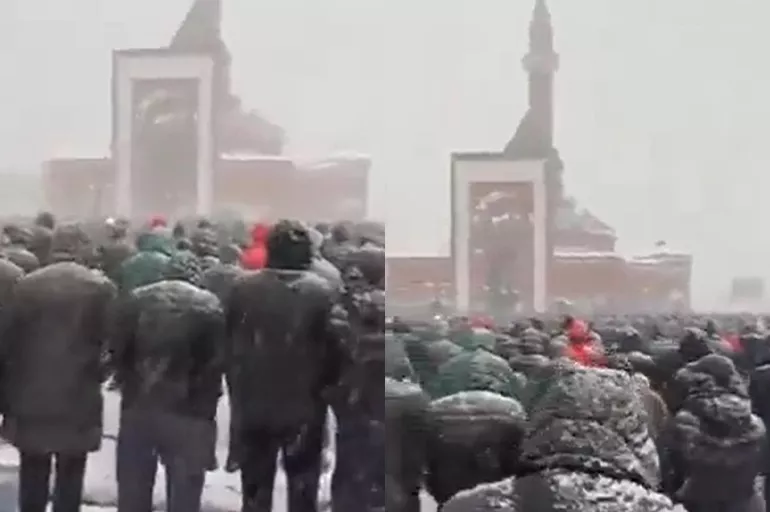 Moskova'da karlar içinde Cuma namazı kılındı