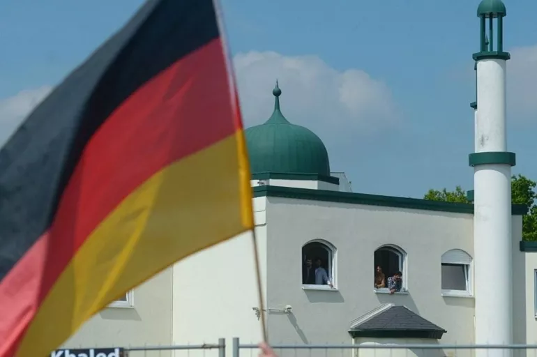Müslüman düşmanları yine hortladı! Almanya'da camiye silahlı saldırı