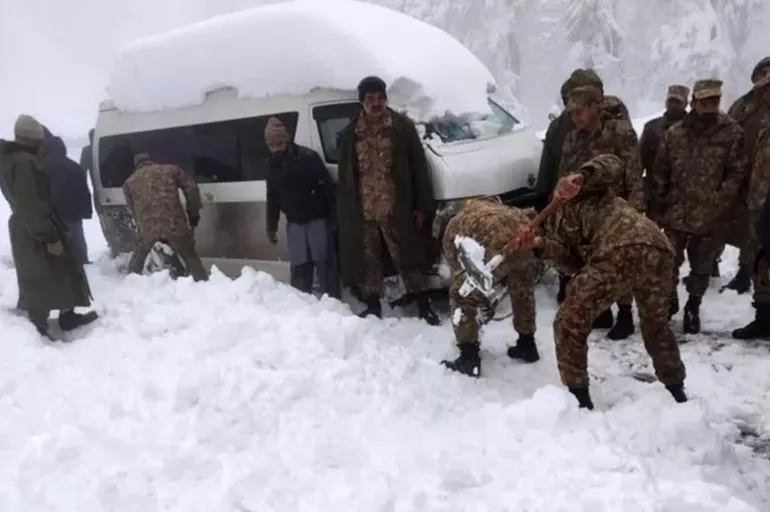 Pakistan'da kar fırtınası! 23 kişi hayatını kaybetti