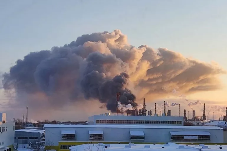 Rusya'nın en büyük petrol rafinerisinde korkutan yangın!
