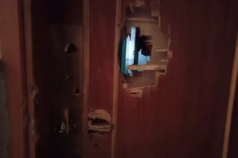 Şehir eşkıyası ev sahibi Suriyeli ailenin kapısını baltayla kırdı! Korku dolu anlar böyle görüntülendi