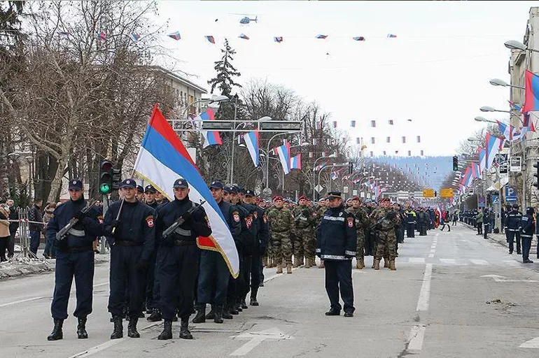 Sırplar Boşnak soykırımını kutladı! Sırbistan Başbakanı gösterilere katıldı