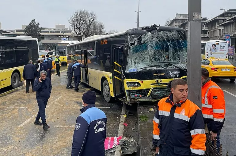 Son dakika! İETT otobüsleri birbirine girdi: 8 kişi yaralandı