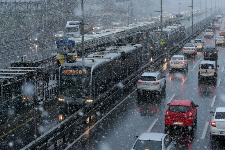 Son dakika: İstanbul'a kar yağışı gelmeden trafik kilitlendi! Bazı yollar ulaşıma kapatıldı