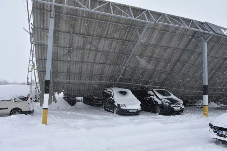 Son dakika: Kar yağışı Malatya'yı sert vurdu! Sundurma çöktü araçlarda hasar meydana geldi