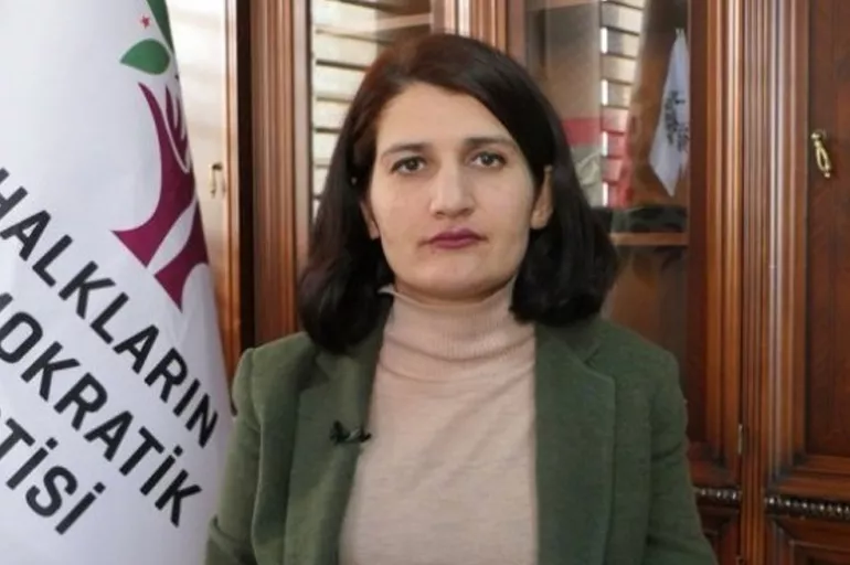 Son dakika: PKK'lı sevgilisiyle fotoğrafları çıkan HDP'li Semra Güzel hakkında fezleke hazırlandı