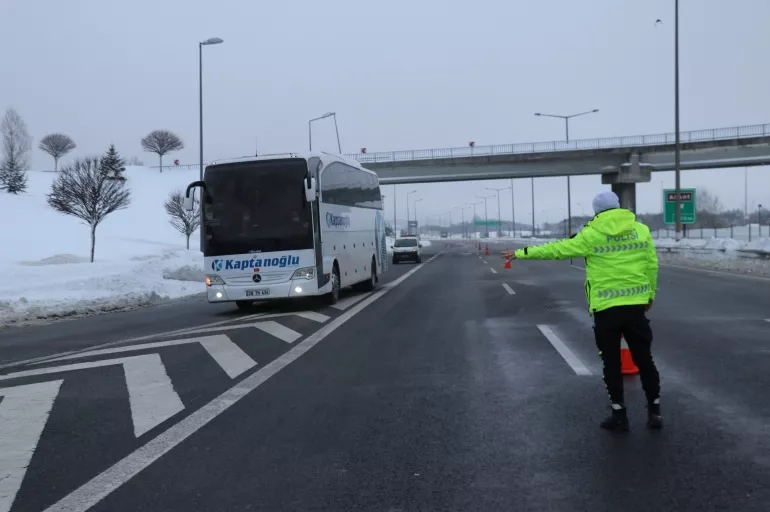 Son dakika! Yolcu otobüslerinin Bolu Dağı'ndan İstanbul'a geçişlerine izin verilmeye başlandı
