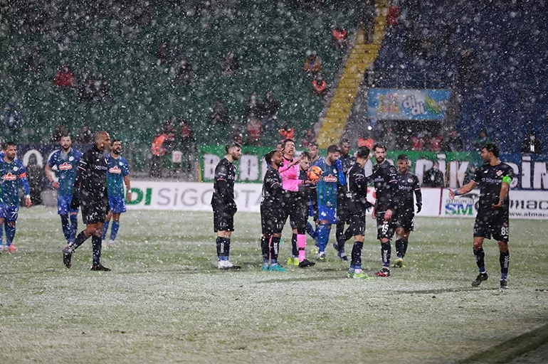Süper Lig'e kar engeli! Çaykur Rizespor - Antalyaspor maçı ertelendi