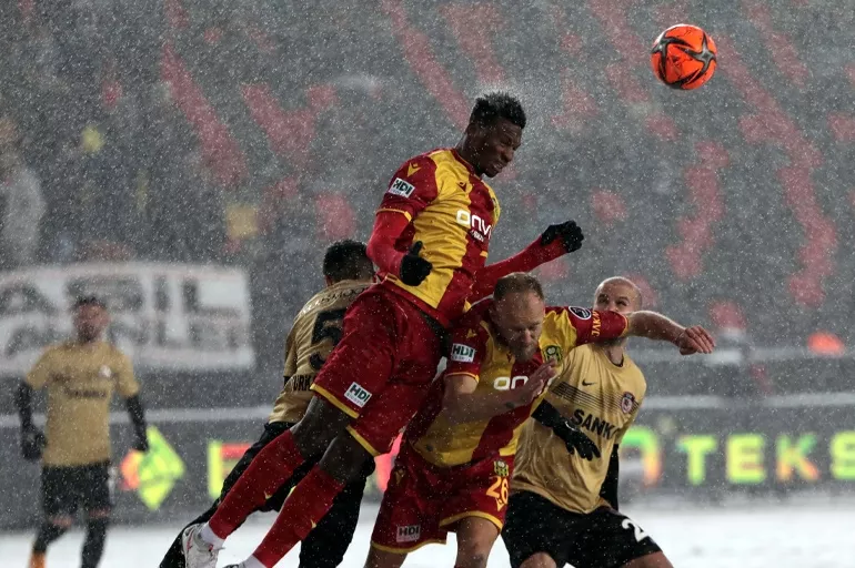 TFF Süper Lig maçının kar yağışı nedeniyle ertelendiğini duyurdu!