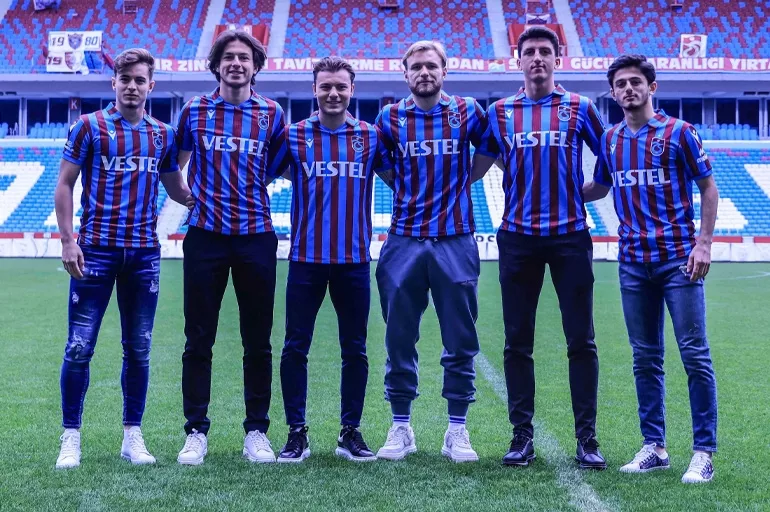 Trabzonspor'da imza şov! 6 yeni futbolcu basına tanıtıldı