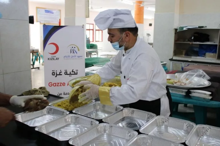 Türk Kızılay Gazze'de ihtiyaç sahiplerine sıcak yemek dağıtıyor