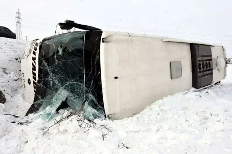 Bitlis'te yolcu otobüsü devrildi! 15 yolcu yaralandı