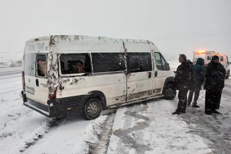 Yozgat'ta yolcu minibüsü devrildi: 5 yaralı