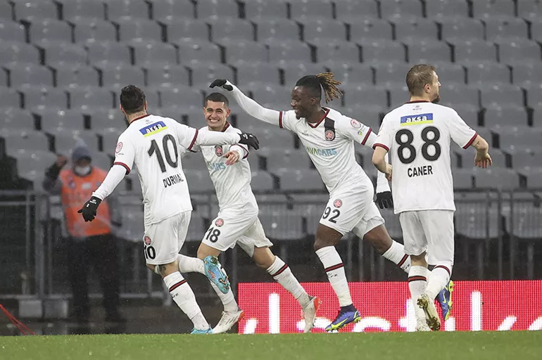 9 gollü maç sona erdi! Karagümrük, Konyaspor’u eledi