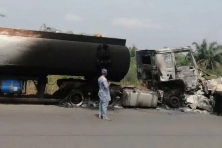 Akaryakıt taşıyan tanker ile yolcu otobüsü çarpıştı! Faciada 17 kişi öldü
