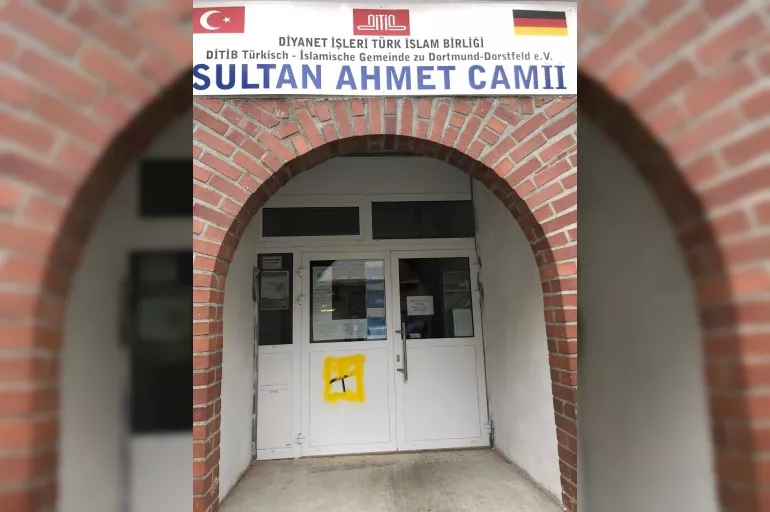 Almanya'da camiye çirkin saldırı! Müslüman düşmanları yine hortladı