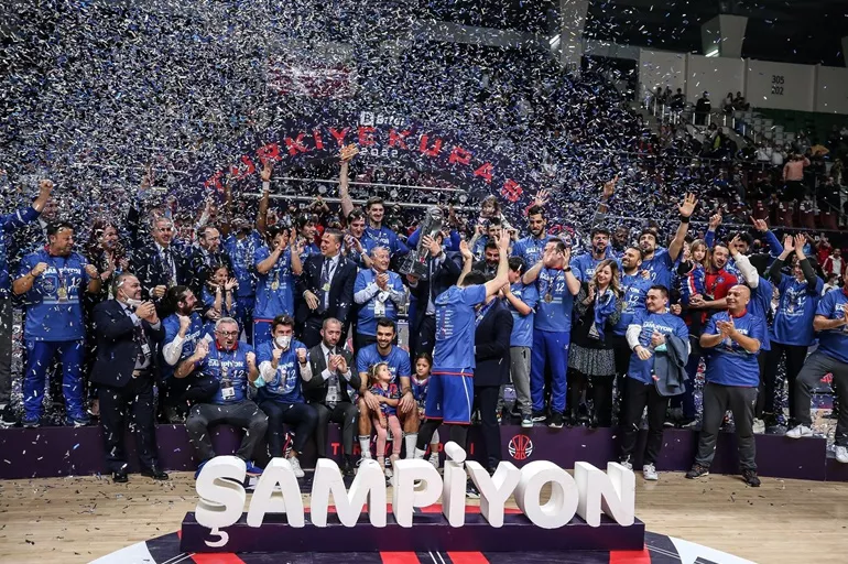 Anadolu Efes Türkiye Kupası'nın sahibi oldu