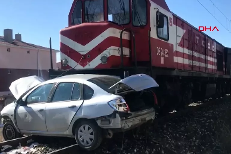 Ankara'da hemzemin geçitte otomobile tren çarptı: Ölü ve yaralılar var