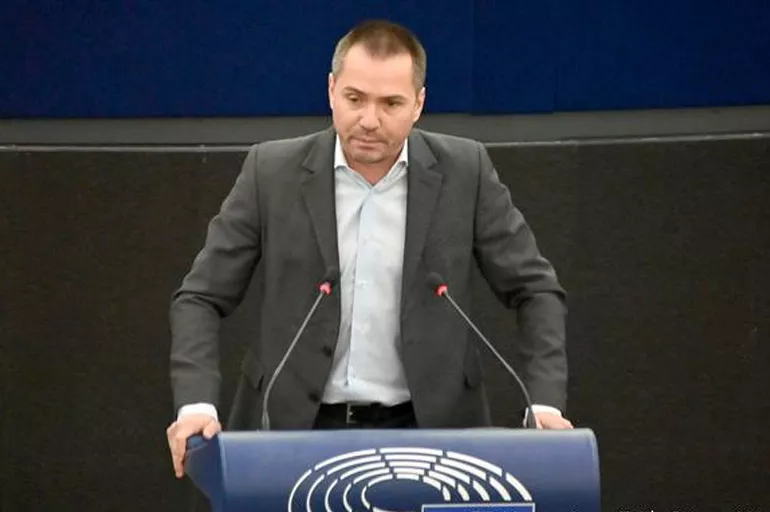 Avrupa Parlamentosu'nda faşizmin ayak sesleri! Bulgar milletvekili Nazi selamı verdi