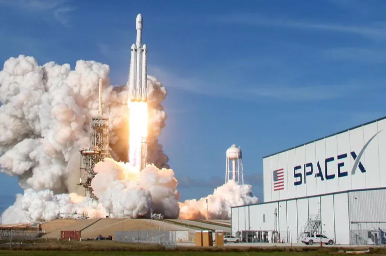 Ay'a çarpacak olan roketin SpaceX'e ait olmadığı iddia edildi!