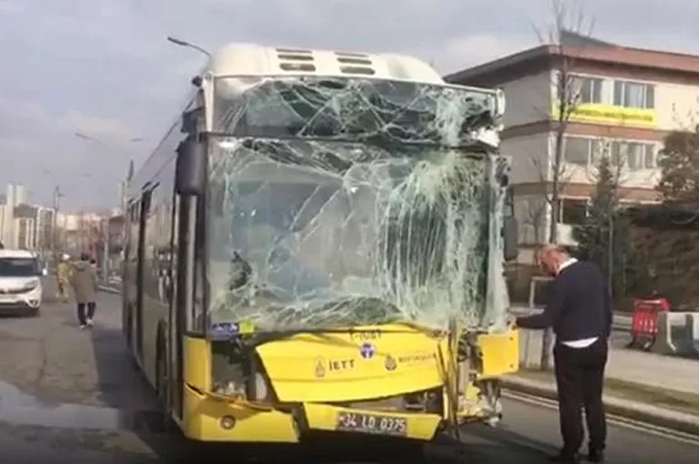 Başakşehir'de iki İETT otobüs kafa kafaya çarpıştı! Çok sayıda yaralı var