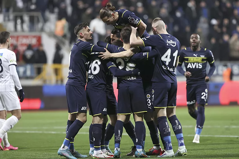 Beyoğlu’nda Fener Alayı! Kanarya Trabzonspor maçı öncesi moral buldu