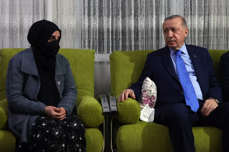Cumhurbaşkanı Erdoğan şehit Özel Harekat Şube Müdürü Eren'in ailesine taziye ziyaretinde bulundu