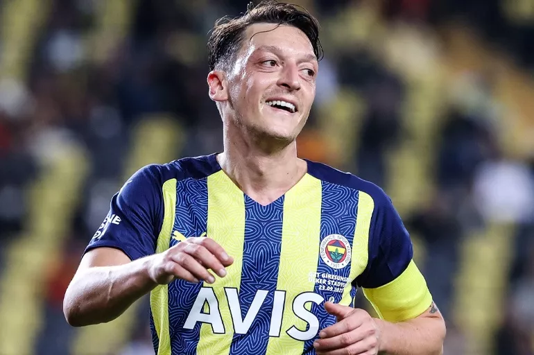 Fenerbahçe'de büyük temizlik! Mesut Özil ve 7 futbolcunun bileti kesildi