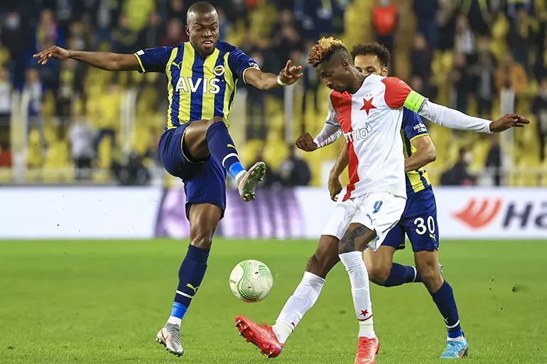 Fenerbahçe evinde Slavia Prag'a kaybetti! Tribünler Ali Koç'u istifaya davet etti