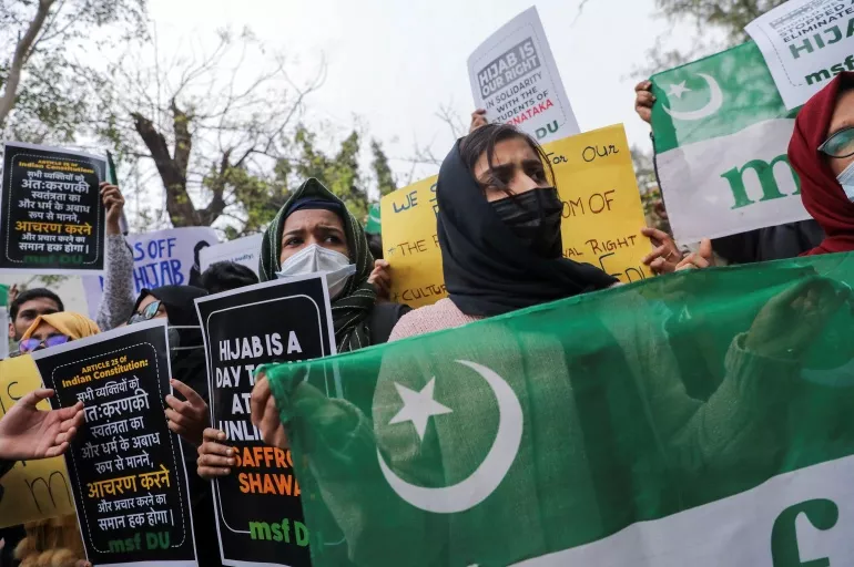 Hintli Müslümanlar direnişte! Başörtüsü yasağına karşı duruyorlar