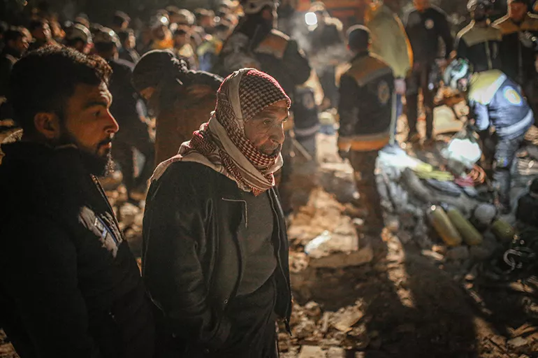 İdlib'de çöken ev anne ve üç çocuğuna mezar oldu