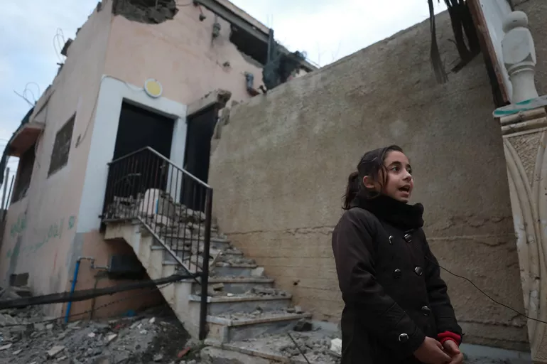 İsrail tarafından yıkılan evi yıkılan 10 yaşındaki Filistinli kız: Ağlamamızı istiyorlar ağlamayacağız