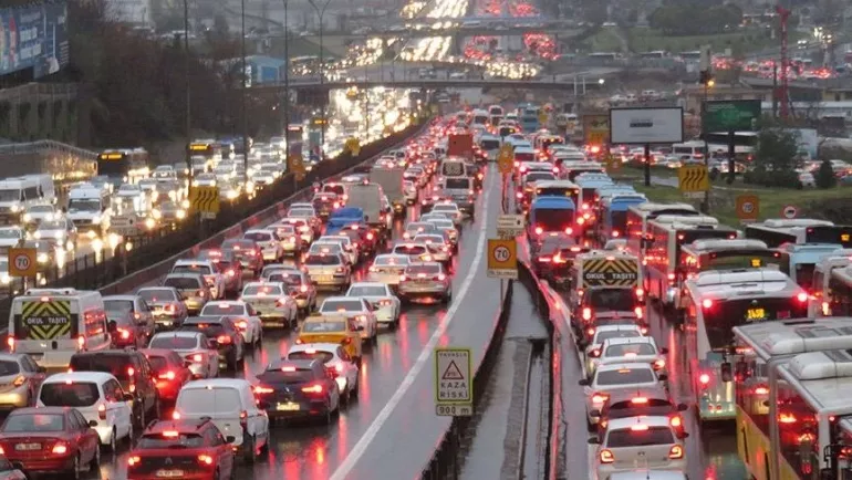 İstanbul trafiğinde Pazartesi yoğunluğu! Yüzde 70'i geçti
