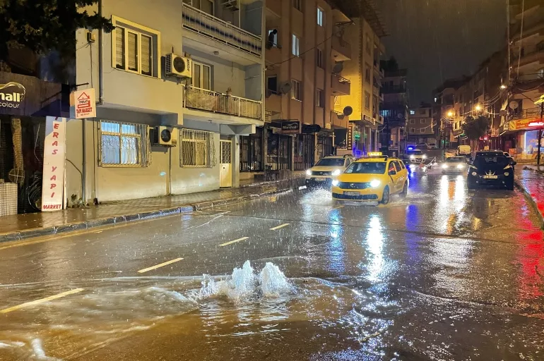 İzmir'i sağanak vurdu ev ve iş yerlerini su bastı