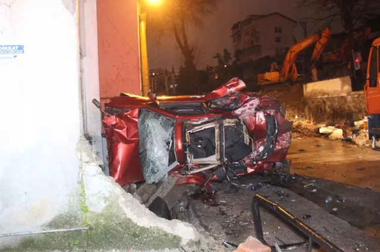 Kocaeli'de feci kaza: Anne-baba öldü, kızları ağır yaralandı