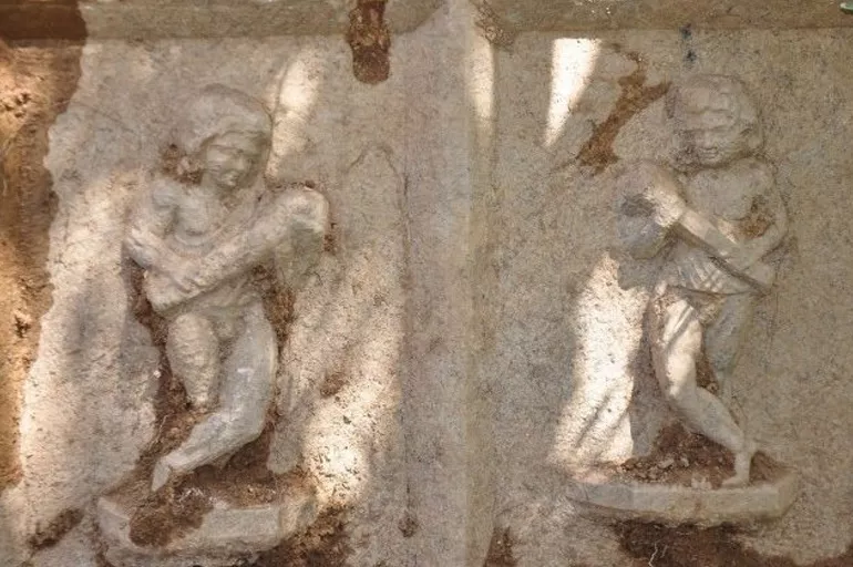 Manisa'da tarihi eser kaçakçılığı! Bir evde Eros kabartması ele geçirildi